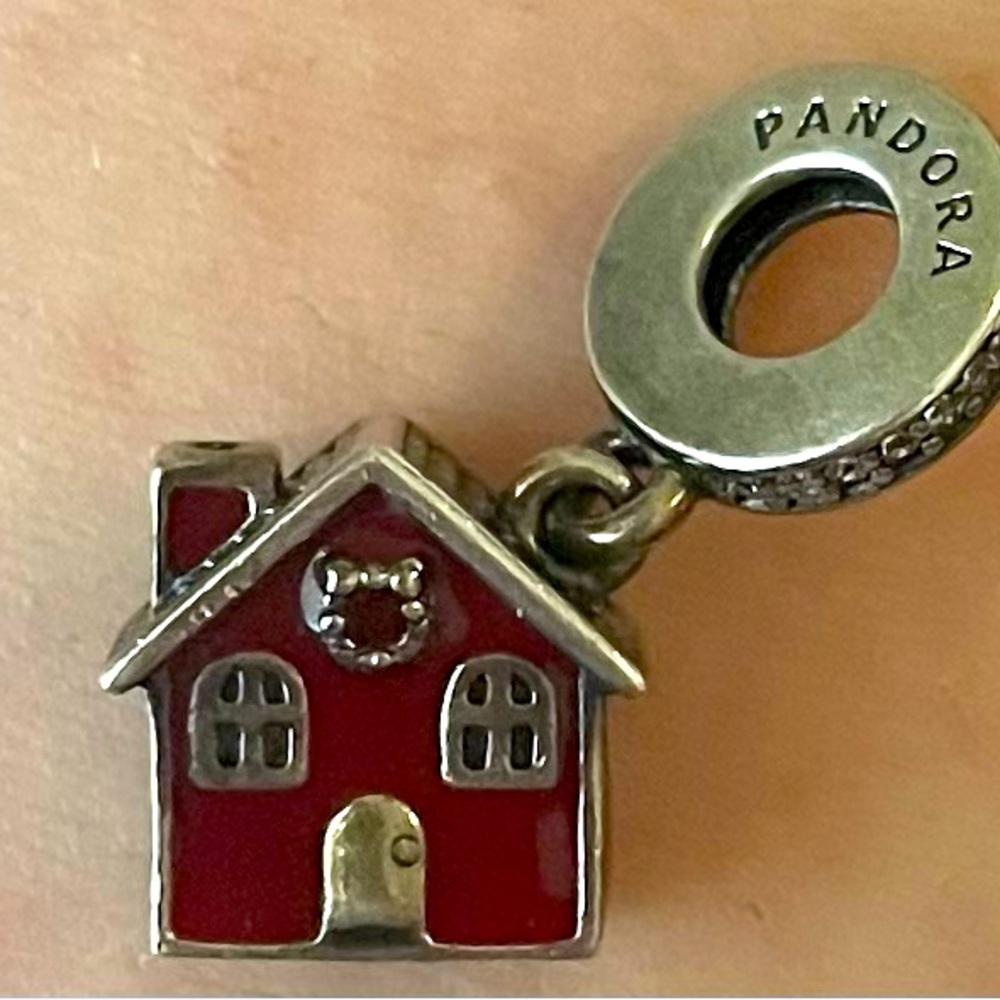 Pandora Cozy Christmas House Charm